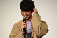 スベって照れ笑いを浮かべる板垣瑞生。