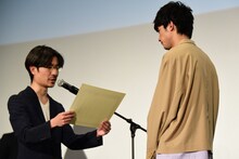 板垣瑞生（右）に卒業証書を渡す月川翔（左）。