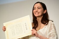 卒業証書を受け取ったアヤカ・ウィルソン。