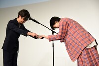 月川翔監督（左）から卒業証書を授与される平手友梨奈（右）。