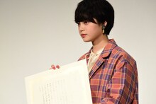 卒業証書を受け取った平手友梨奈。