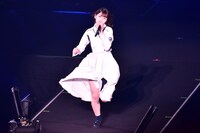 花道を駆け抜ける佐々木美玲。