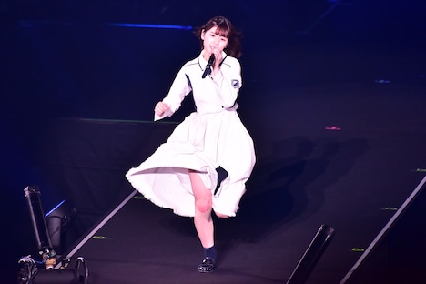 花道を駆け抜ける佐々木美玲。