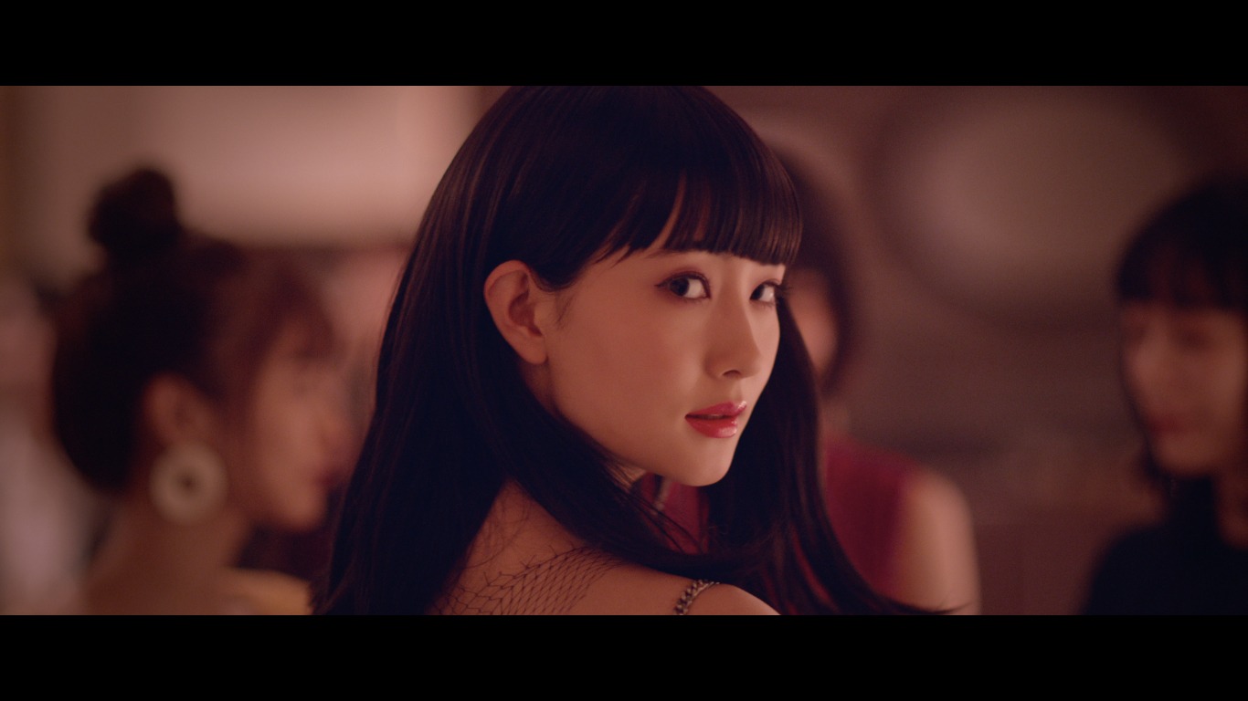 JUJU「READ MY LIPS」ミュージックビデオのワンシーン。
