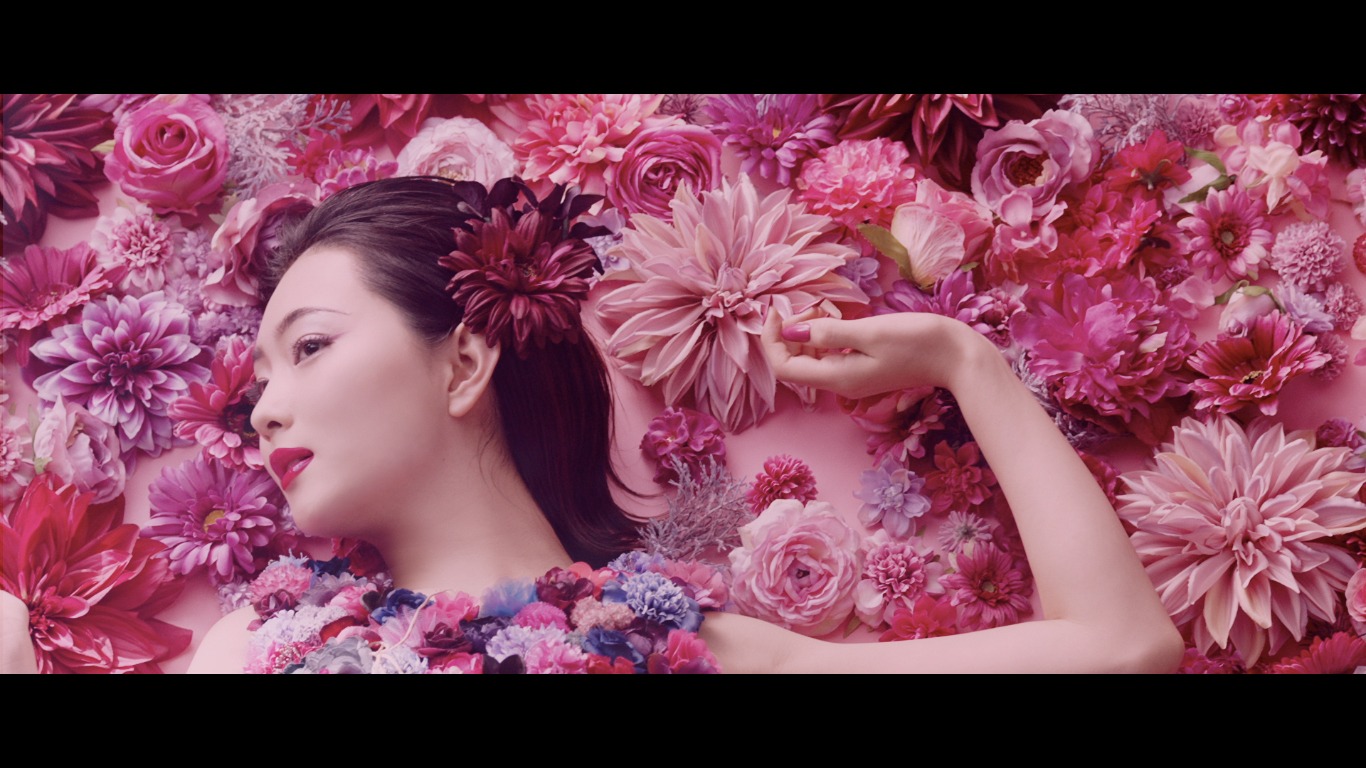 JUJU「READ MY LIPS」ミュージックビデオのワンシーン。