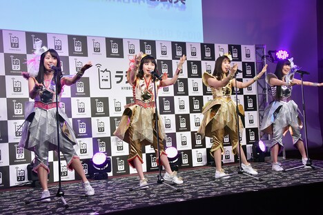 「ラジスマ」のPRソング「ラジスマ'99」を歌うももいろクローバーZ。