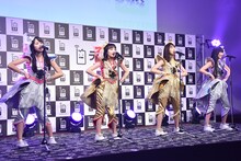 「ラジスマ」のPRソング「ラジスマ'99」を歌うももいろクローバーZ。