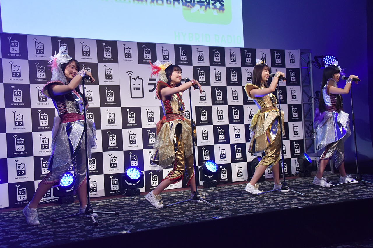 「ラジスマ」のPRソング「ラジスマ'99」を歌うももいろクローバーZ。