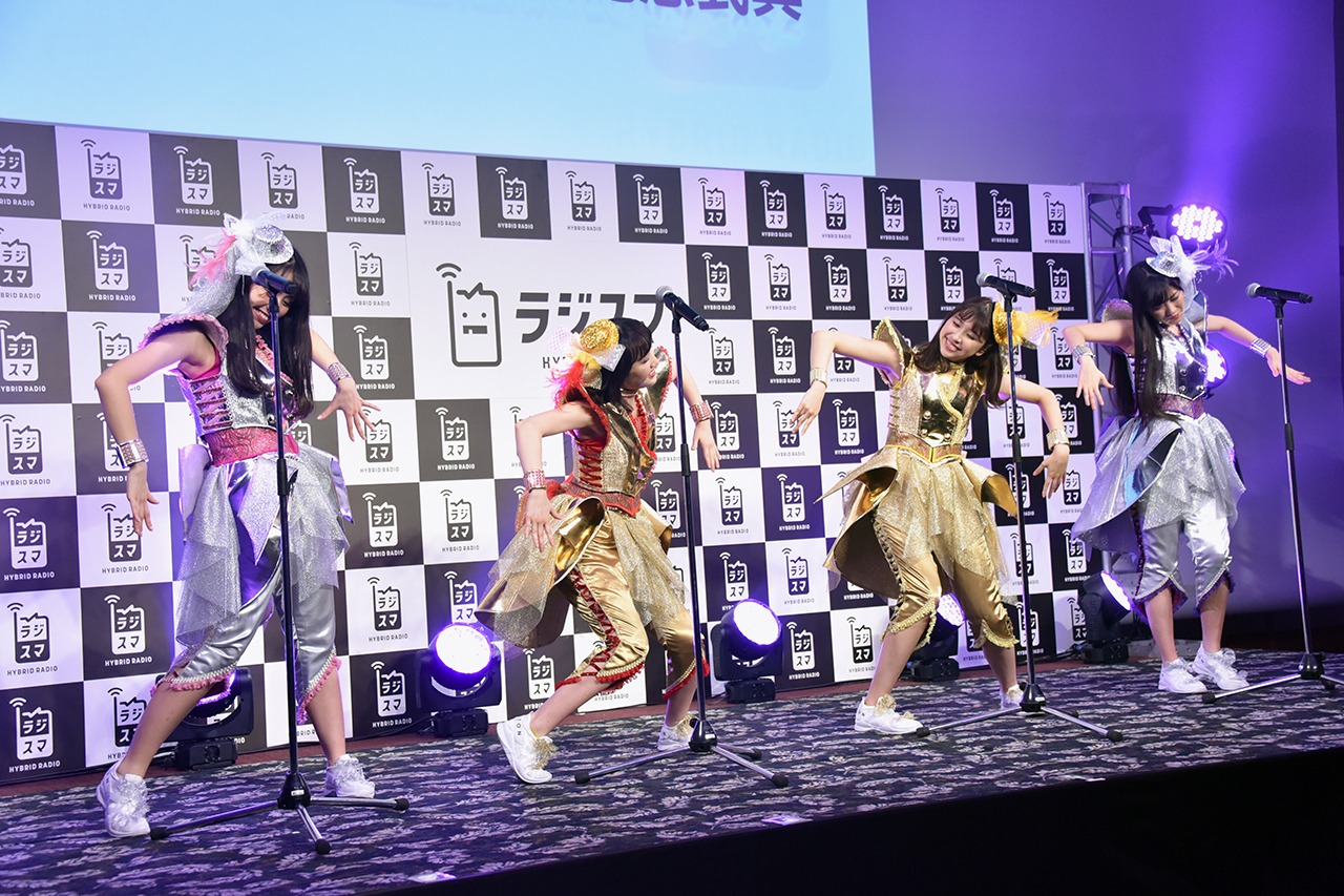 「ラジスマ」のPRソング「ラジスマ'99」を歌うももいろクローバーZ。