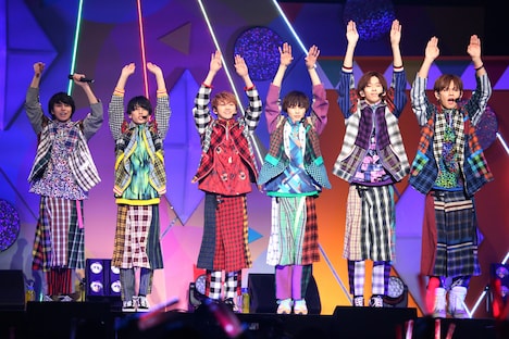 超特急「バッタマン」のパフォーマンスの様子。 (c)フジテレビ