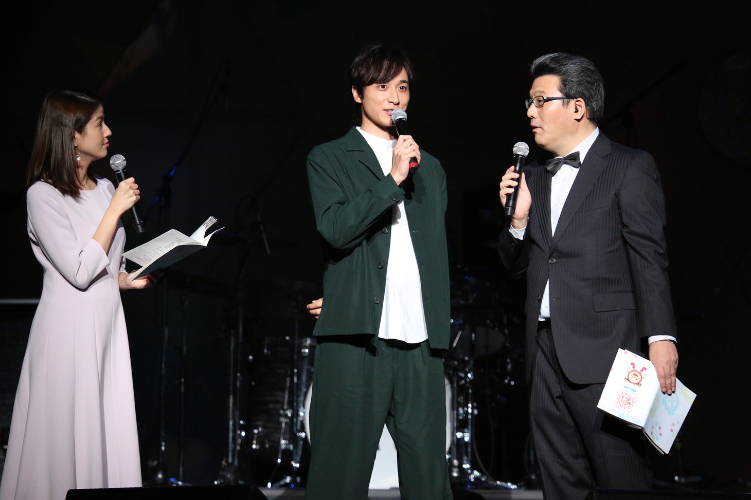 左から永島優美アナウンサー、小関裕太、軽部真一アナウンサー。 (c)フジテレビ