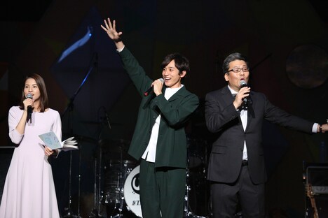 左から永島優美アナウンサー、小関裕太、軽部真一アナウンサー。 (c)フジテレビ