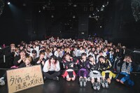 WILL-O'と夕闇に誘いし漆黒の天使達による記念写真。（撮影：真島洸［M.u.D］）