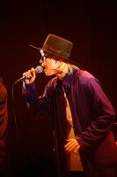 山田義孝（Vo）（撮影：白石達也）