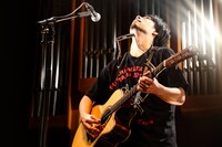 吉田結威（G, Vo）（撮影：白石達也）