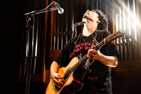 吉田結威（G, Vo）（撮影：白石達也）