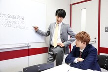 企画会議をするユースケとユーキ。