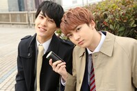 ユースケ（左）に缶コーヒーをあげるユーキ（右）。