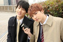 ユースケ（左）に缶コーヒーをあげるユーキ（右）。