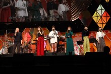 左から小田和正、Little Glee Monster。 (c)フジテレビ