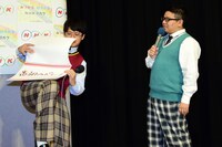 フリップをめくるのに手間取るミキ亜生（左）とそれを待つミキ昴生（右）。