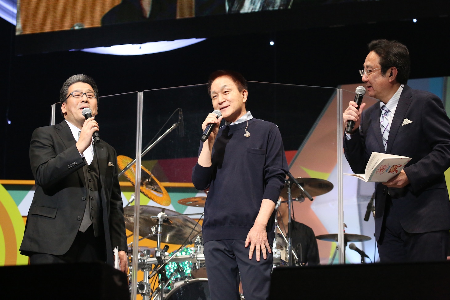 左から軽部真一アナ、小田和正、三宅正治アナ。 (c)フジテレビ
