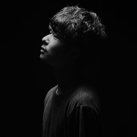 村松徳一、新作リリースを記念して黒沢秀樹ら豪華バンドメンバー従えライブ