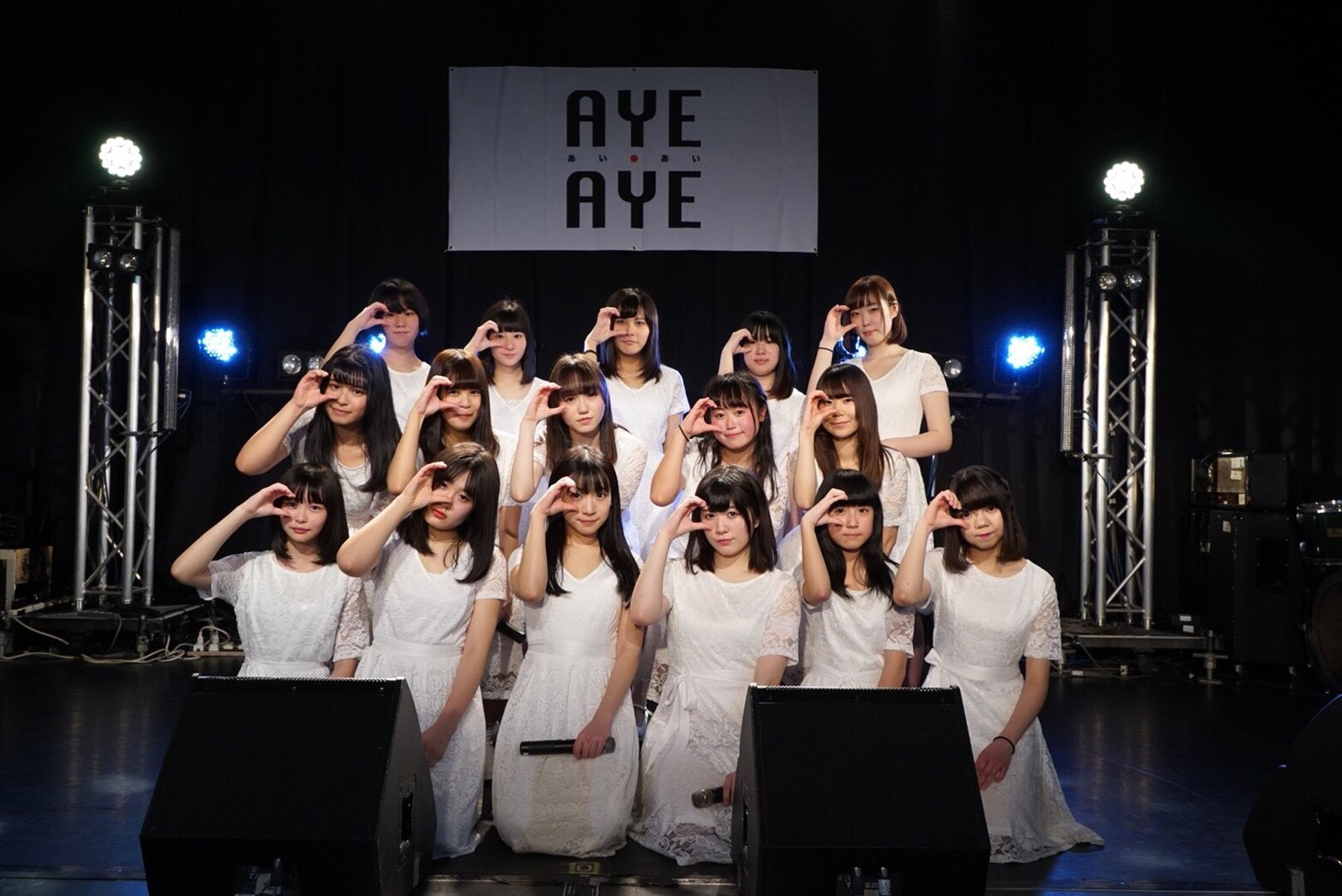 AYEAYEのライブの様子。