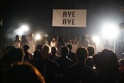 AYEAYEのライブの様子。