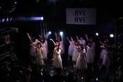 AYEAYEのライブの様子。