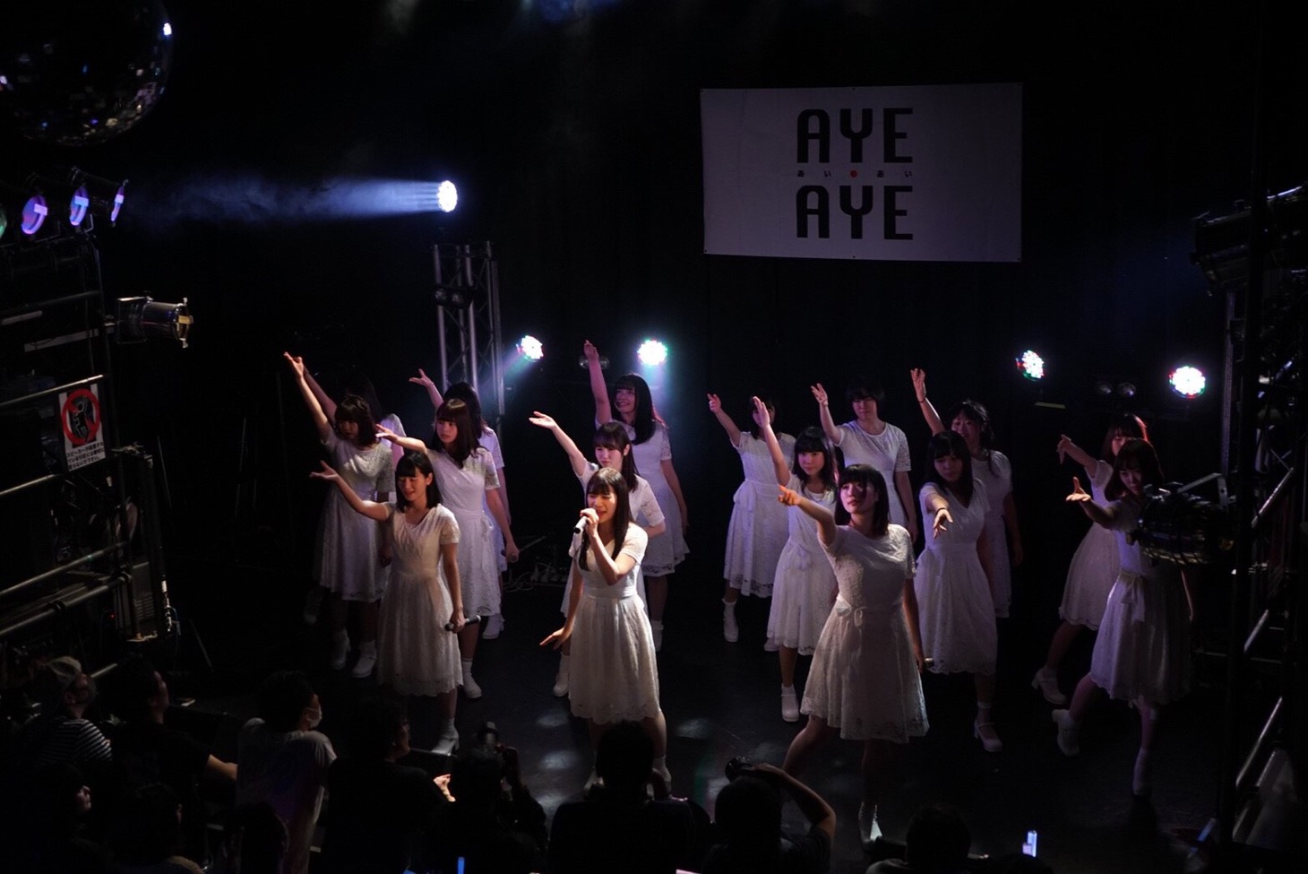 AYEAYEのライブの様子。