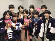 「ドラゴンポテト てりやき★バーガー味」を手にするSUPER★DRAGON。