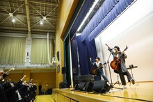 さくらしめじのサプライズライブの様子。（撮影：大庭元）