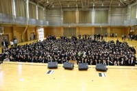 さくらしめじのサプライズライブの様子。（撮影：大庭元）