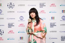 BEST CREATIVE WORKSを受賞したあいみょん。