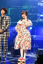 左からユースケ・サンタマリア、きゃりーぱみゅぱみゅ。