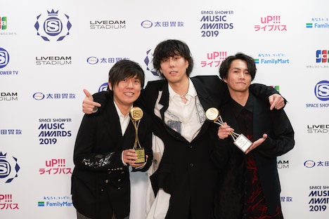 BEST ACTIVE OVERSEAS、VIDEO OF THE YEARを受賞したRADWIMPS。