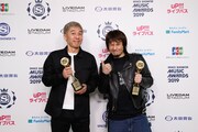 BEST MUSIC FILMを受賞した梅田航、横山健（Hi-STANDARD）。