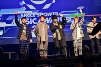 左から04 Limited Sazabys、ハマ・オカモト。