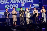 左から04 Limited Sazabys、ハマ・オカモト、三原勇希。