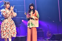 左からきゃりーぱみゅぱみゅ、あいみょん。