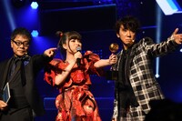 左からいとうせいこう、きゃりーぱみゅぱみゅ、ユースケ・サンタマリア。