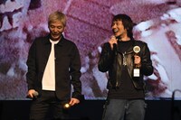 左から梅田航、横山健（Hi-STANDARD）。