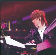 12年4月、日本武道館「TM NETWORK CONCERT -Incubation Period-」の様子。（「TM NEWTORK 30th Final」パンフレット「TM NETWORK 30th 1984～ 2012-2015」より）