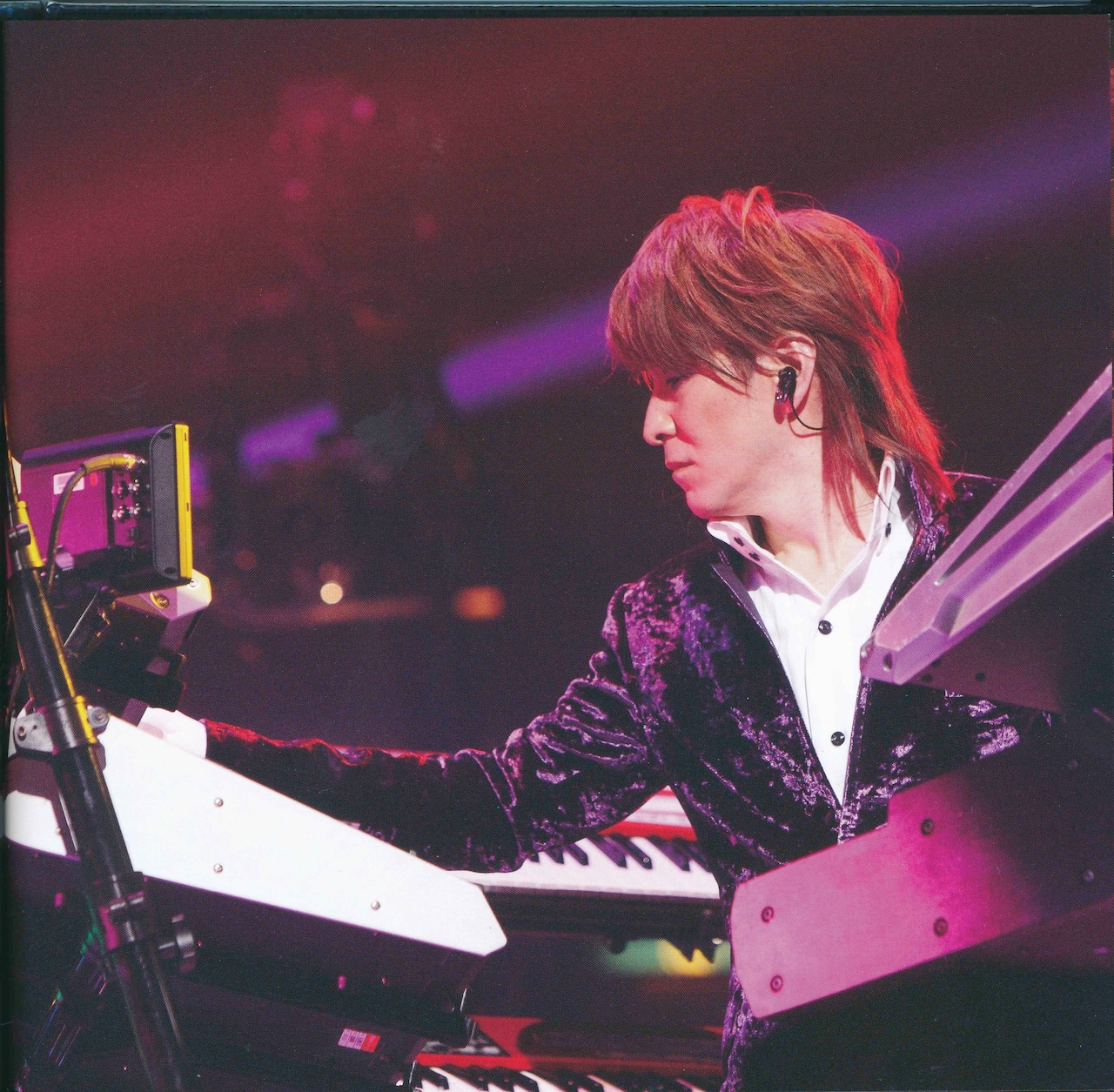 12年4月、日本武道館「TM NETWORK CONCERT -Incubation Period-」の様子。（「TM NEWTORK 30th Final」パンフレット「TM NETWORK 30th 1984～ 2012-2015」より）