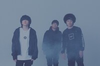 電波少女。左端がハシシ。