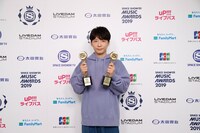 ALBUM OF THE YEAR、BEST POP ARTISTを受賞した星野源。