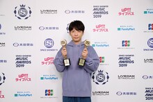 ALBUM OF THE YEAR、BEST POP ARTISTを受賞した星野源。