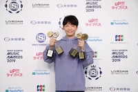 ARTIST OF THE YEAR、PEOPLE'S CHOICE、ALBUM OF THE YEAR、BEST POP ARTISTを受賞した星野源。