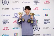 ARTIST OF THE YEAR、PEOPLE'S CHOICE、ALBUM OF THE YEAR、BEST POP ARTISTを受賞した星野源。